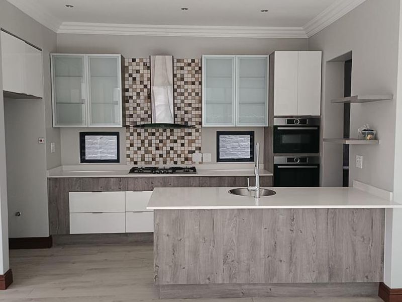 24 HOURS GUARDS SECURITY SERVICES, Stunning 4-Bedroom Home in Waterkloof - Photo 10