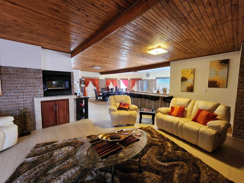 Face brick, low maintenance house with flat. - Photo 3