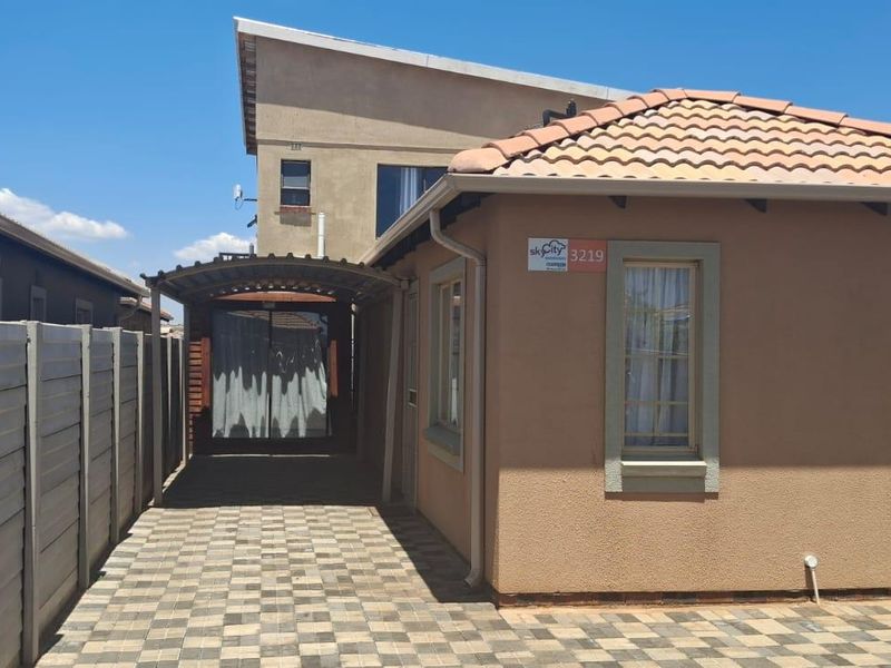 stunning property and morden - Photo 2