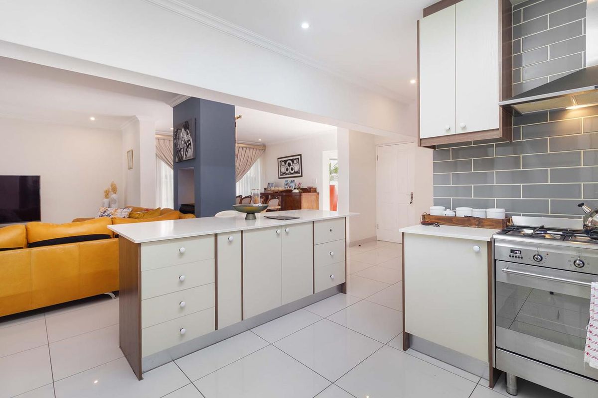 FAMILY HOME IS SAGEWOOD ESTATE - Photo 4