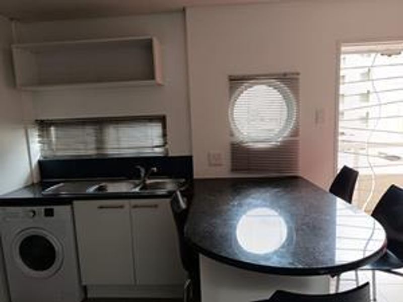 HATFIELD - 2 BEDROOM APARTMENT WALKING DISTANCE TO PRETORIA UNIVERSITY - Photo 8