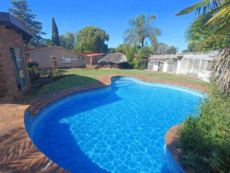 BEAUTIFUL FAMILY HOUSE FOR SALE IN VALHALLA!!! - Photo 1