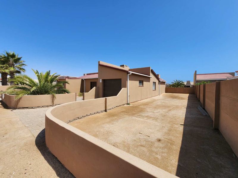 **Charming 2-Bedroom Home: Perfect for Couples or Retirees** - Photo 5