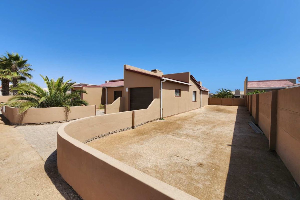 **Charming 2-Bedroom Home: Perfect for Couples or Retirees** - Photo 5