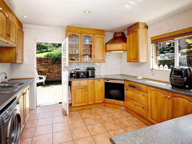 Townhouse, ideal for dual living, in popular security estate bordering golf course - Photo 7
