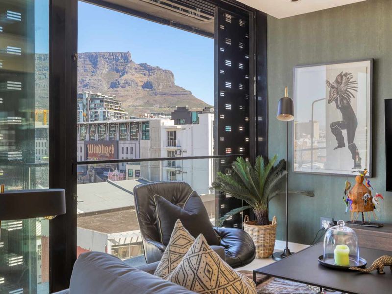 LUXURY PENTHOUSE: PRIVATE ROOFTOP POOL TERRACE & PANORAMIC TABLE MOUNTAIN VIEWS - Photo 4