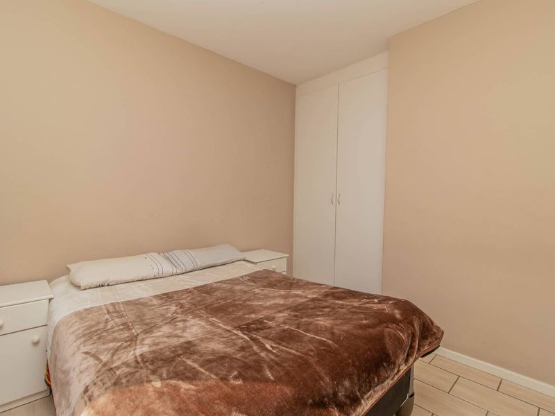 Renovated Elegant 2-Bedroom Retreat in Vibrant Parklands - Photo 6