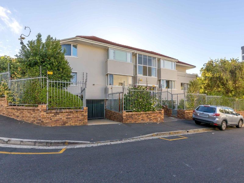 Spacious two bedroom home with leafy outlook in excellent location - Photo 2