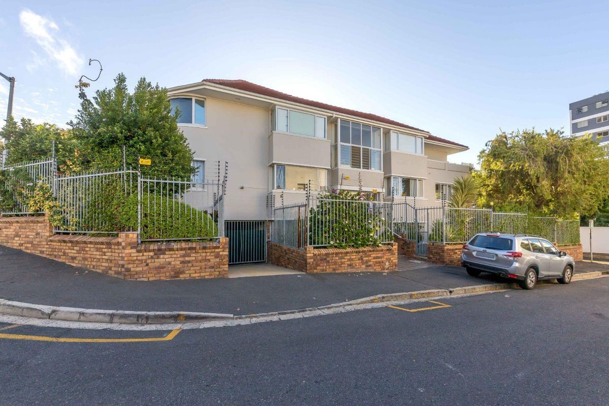 Spacious two bedroom home with leafy outlook in excellent location - Photo 2