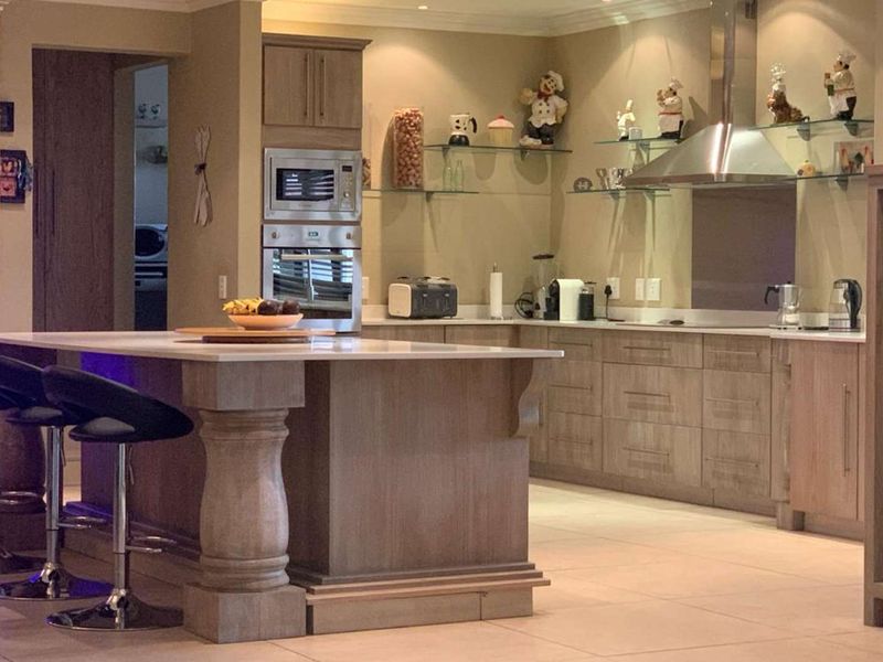 Elegant Family Living in a Prestigious Golf Estate - Photo 10