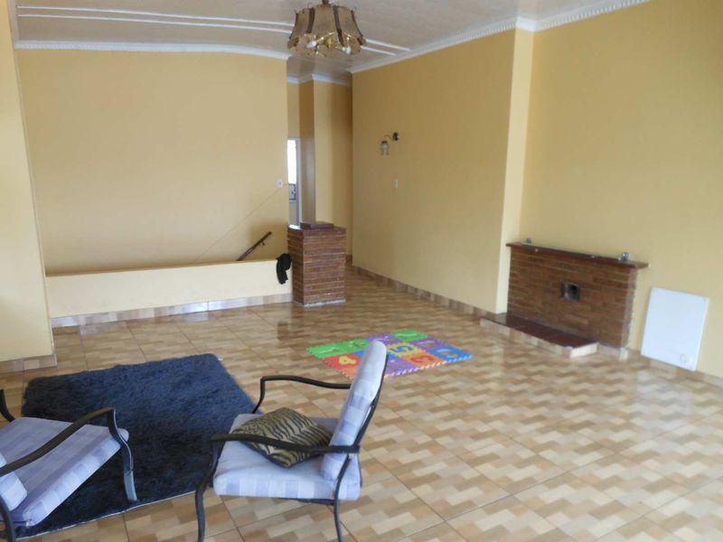 Upstairs 3 bedroom unit - Photo 4