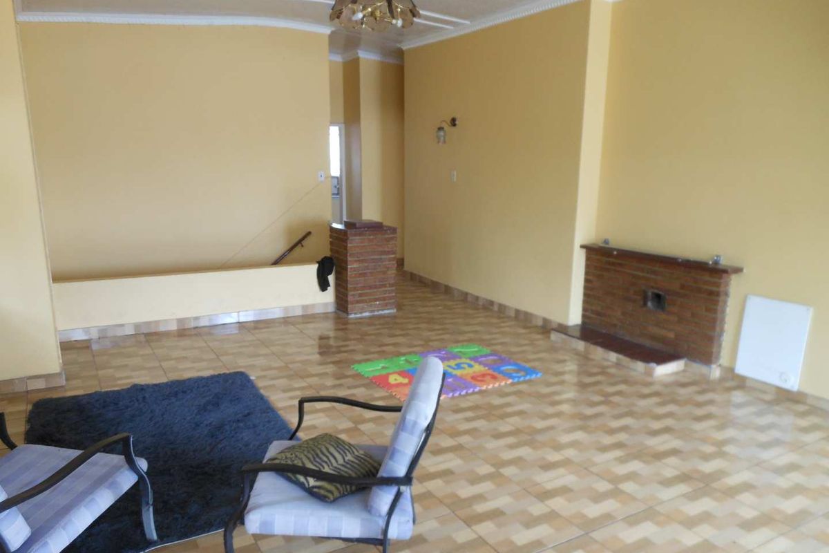 Upstairs 3 bedroom unit - Photo 4