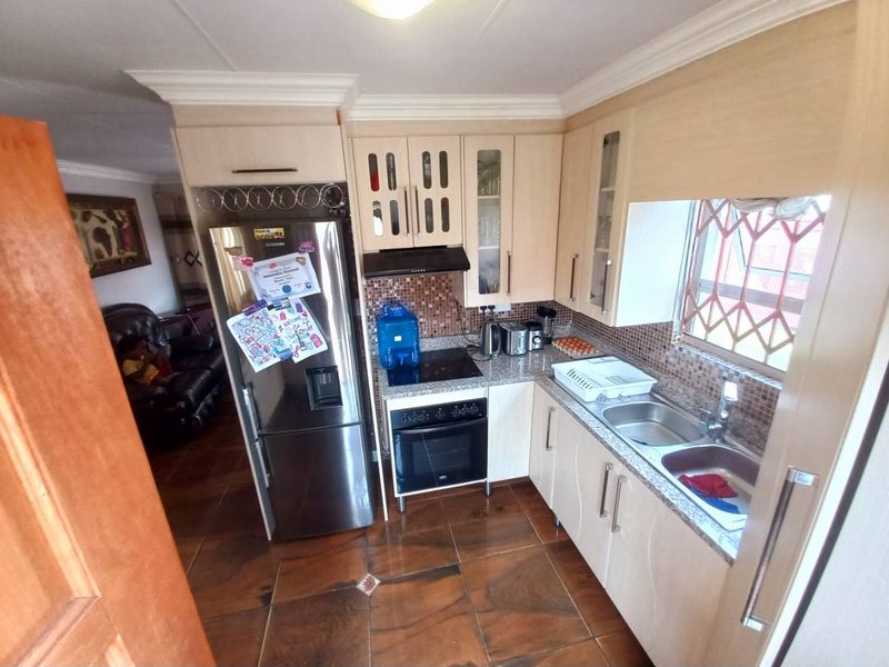 Three bedrooms house for sale in Soshanguve VV - Photo 5