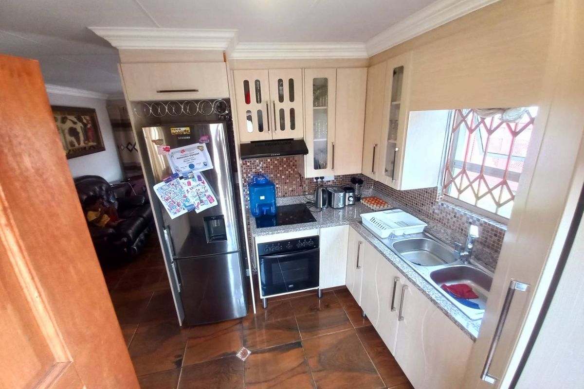 Three bedrooms house for sale in Soshanguve VV - Photo 5