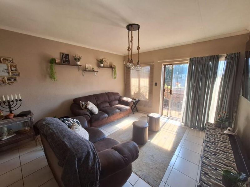 3 Bedroom Townhouse - Photo 6