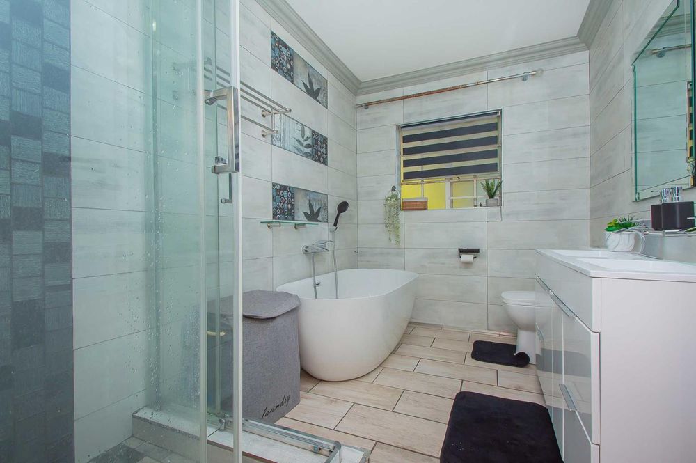 Luxurious full main bathroom 