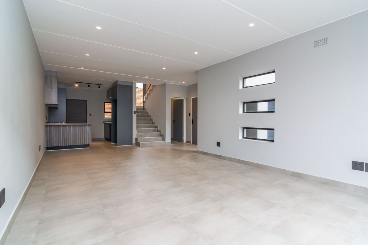 Sleek design and scenic views - 3-bedroom Home in Noordheuwel's Finest - Photo 3