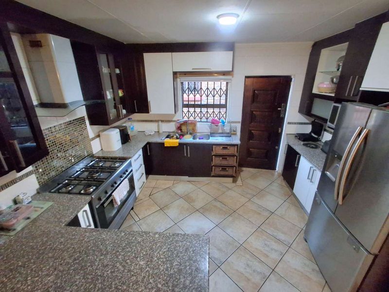 Elegant 4-Bedroom Family Home in The Orchards - Photo 7