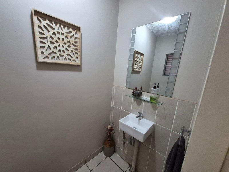 Spacious 3 Bedroom Duplex in a Popular Well-Managed Complex - Photo 6
