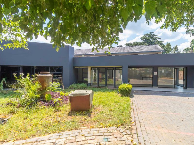 Move-In Ready: Modern Offices in Thriving Commercial Hub ! - Photo 4