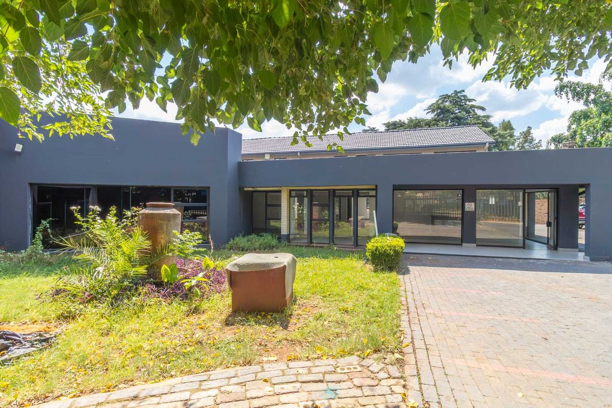 Move-In Ready: Modern Offices in Thriving Commercial Hub ! - Photo 4