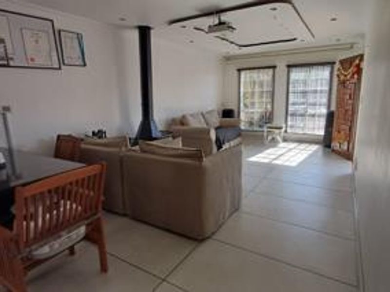 Charming Free-Standing Townhouse Unit for Sale in a Quiet, Pet-Friendly Complex - Photo 3