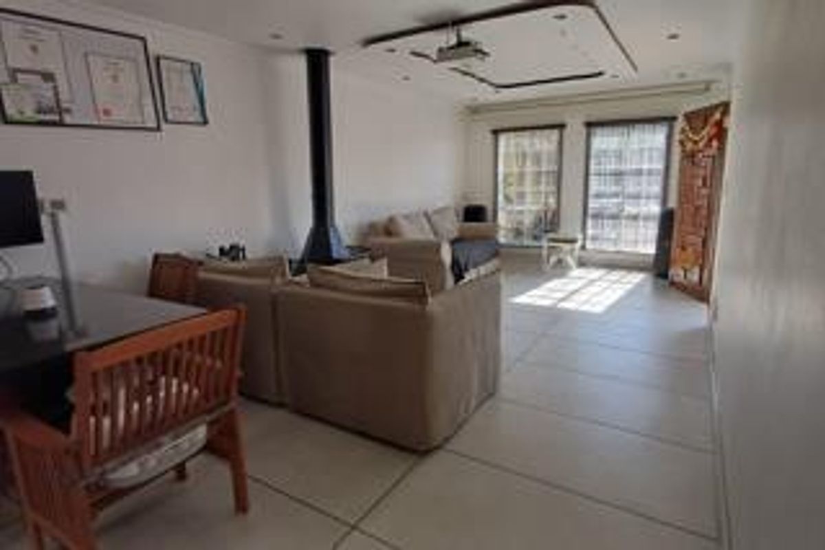 Charming Free-Standing Townhouse Unit for Sale in a Quiet, Pet-Friendly Complex - Photo 3