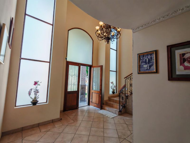 Stunning Home For Sale In Prestigious Estate - Photo 4