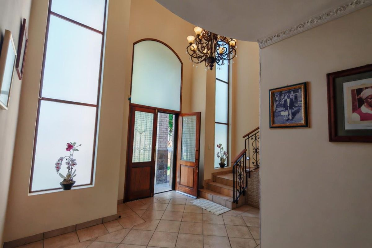 Stunning Home For Sale In Prestigious Estate - Photo 4