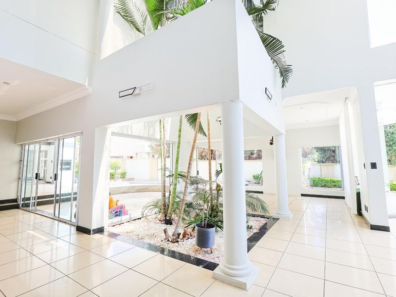 Modern 6-Bedroom Glass Palace – Furnished Luxury Living - Photo 6