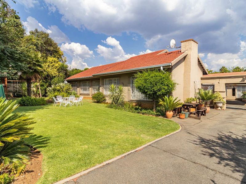 QUALITY FAMILY HOME WITH A FULL COTTAGE FOR SALE IN BRACKENDOWNS - Photo 2