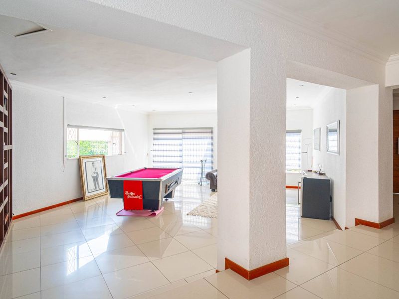 Expansion 2000m2 Family Home in Douglasdale - Photo 6