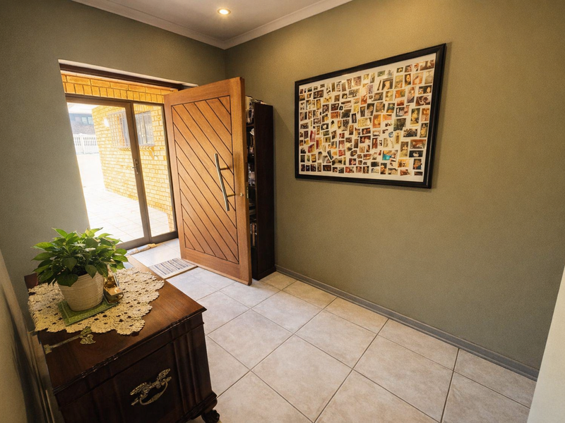 Versatile Dual-Living - 4 Bedroom House for Sale in Dana Bay - Photo 2