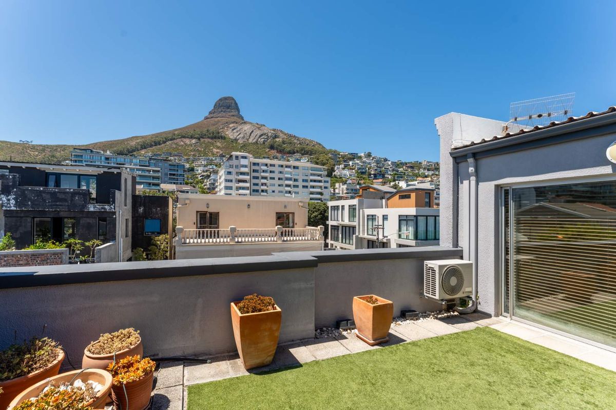 4 Bedroom House in Bantry Bay. - Photo 3
