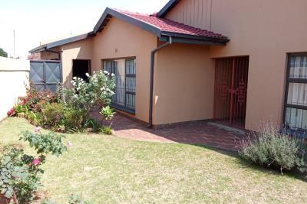 Large Home with 2 Cottages for Sale - Photo 2