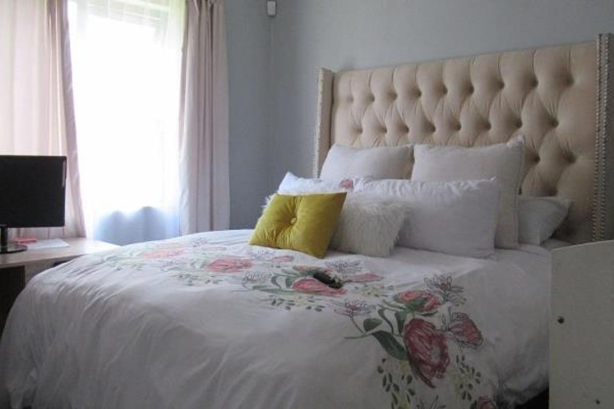 A MODERN APARTMENT - Photo 5