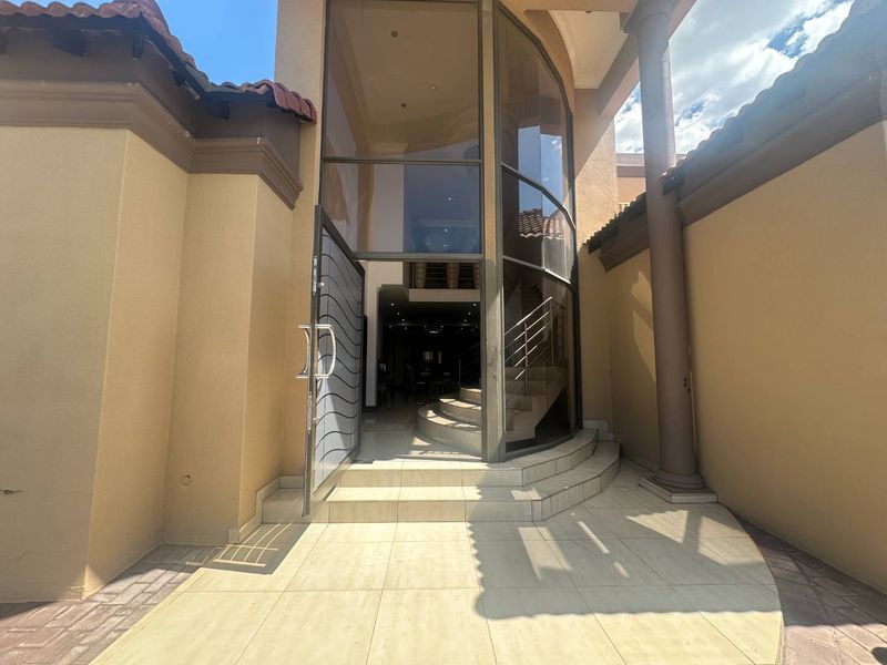 6 Bedroom plus Staff room - Furniture optional - Photo 4