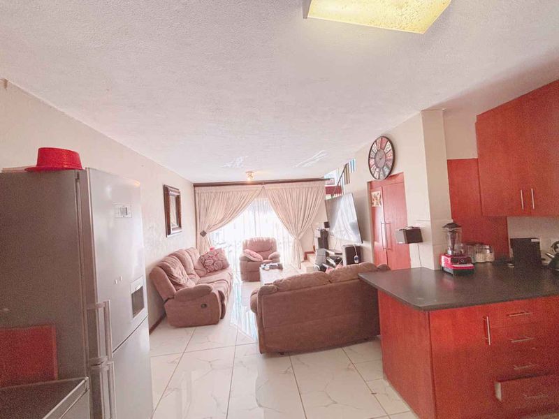 Spacious Three Bedroom Duplex for Sale in Heuwelsig - Photo 8