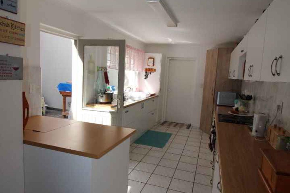 Well Maintained Townhouse - Photo 4