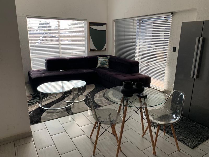 Your Dream 2-Bed Townhouse in Lakefield's Prime Location! - Photo 3