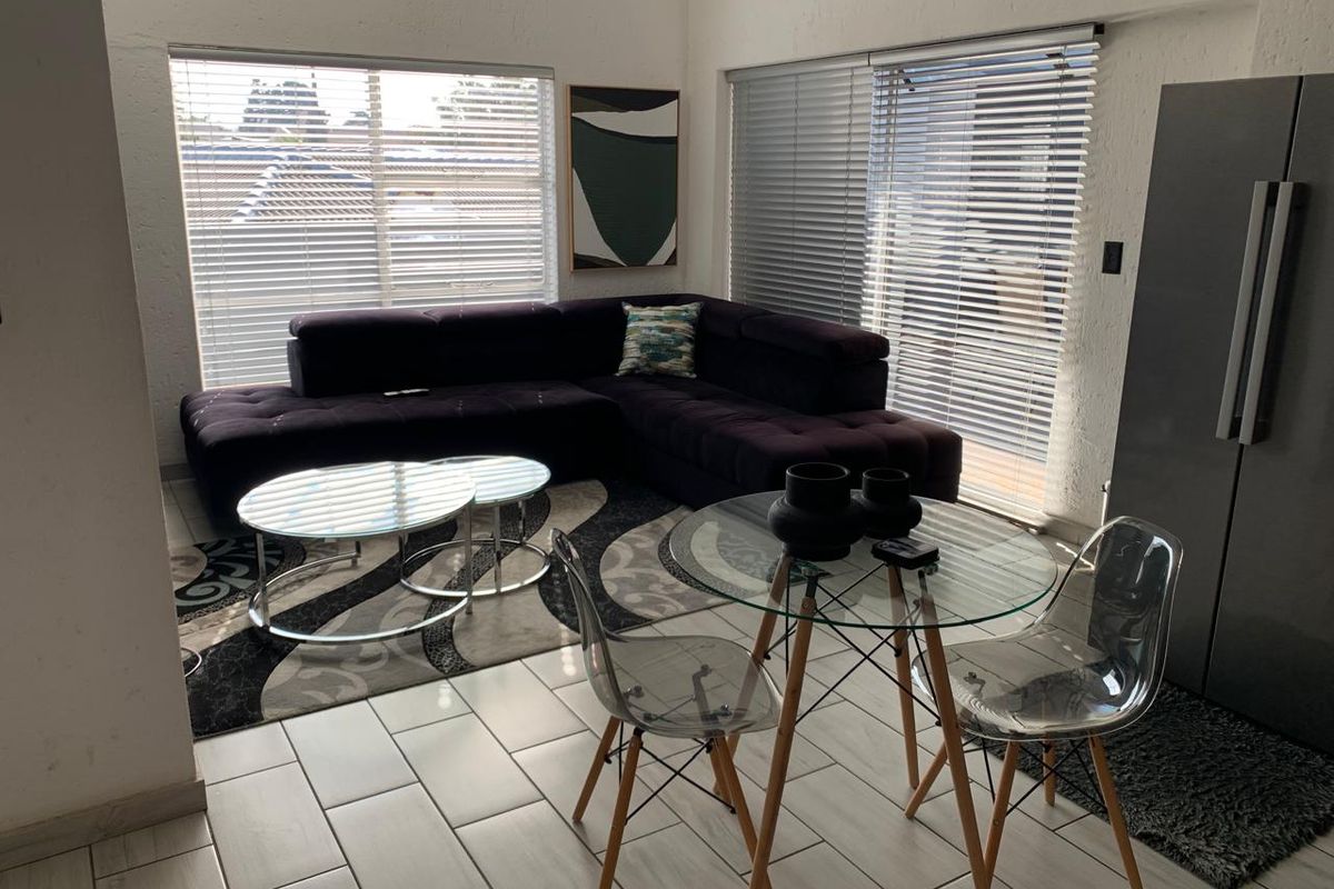 Your Dream 2-Bed Townhouse in Lakefield's Prime Location! - Photo 3