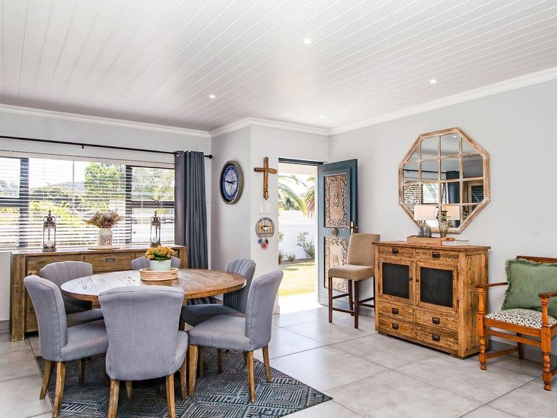 Stylish coastal retreat minutes from the shore - Photo 3