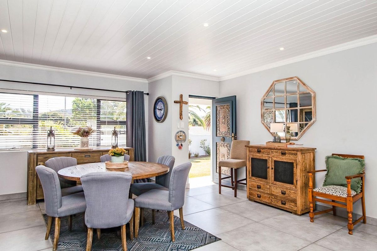 Stylish coastal retreat minutes from the shore - Photo 3