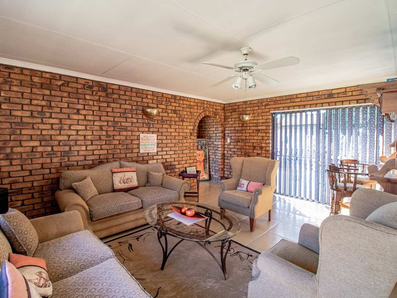 Cozy & Neat 4 Bedroom House - Photo 4