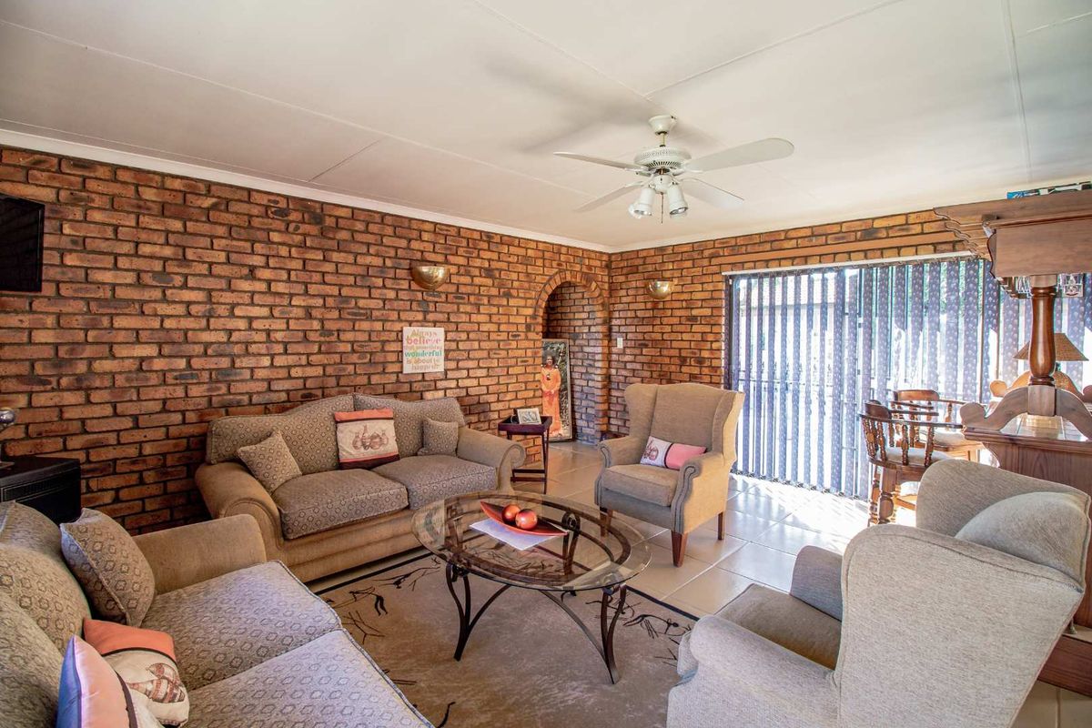 Cozy & Neat 4 Bedroom House - Photo 4