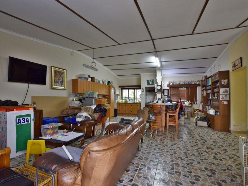 Central, Walvis Bay:  Corner Home with flat, loads of potential is for sale - Photo 2