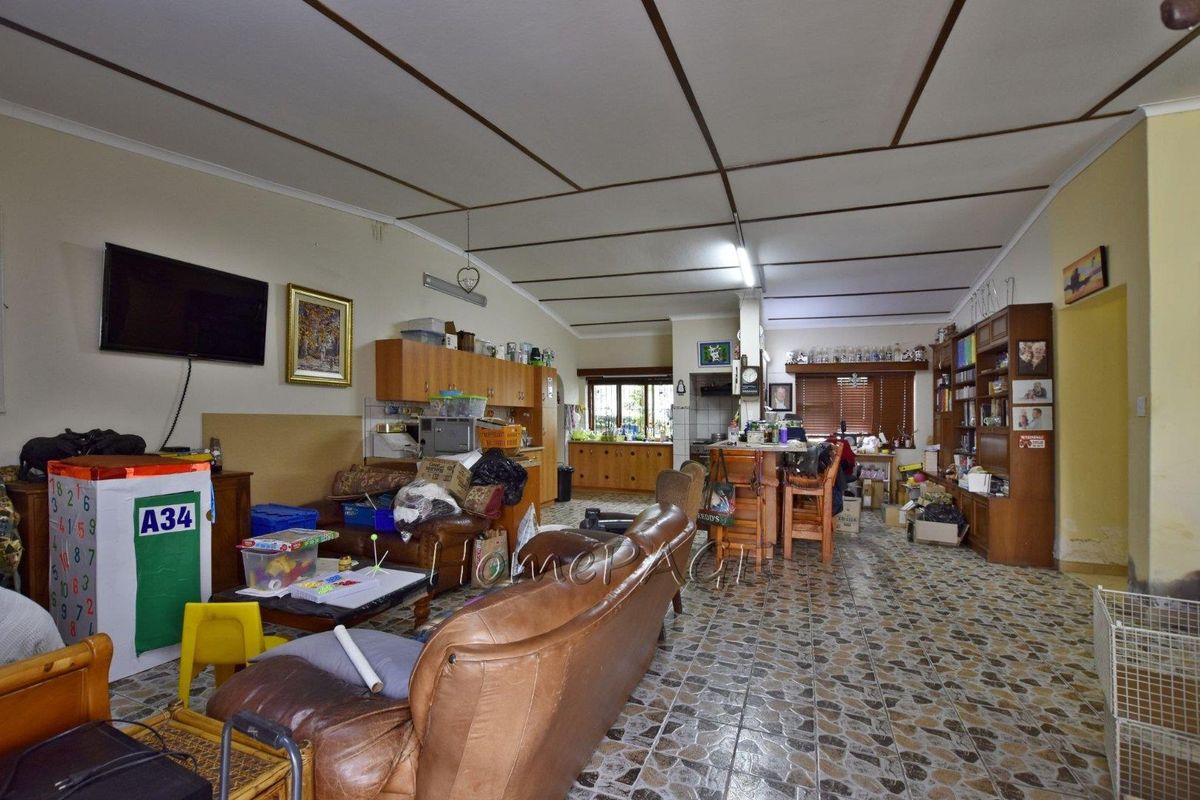 Central, Walvis Bay:  Corner Home with flat, loads of potential is for sale - Photo 2