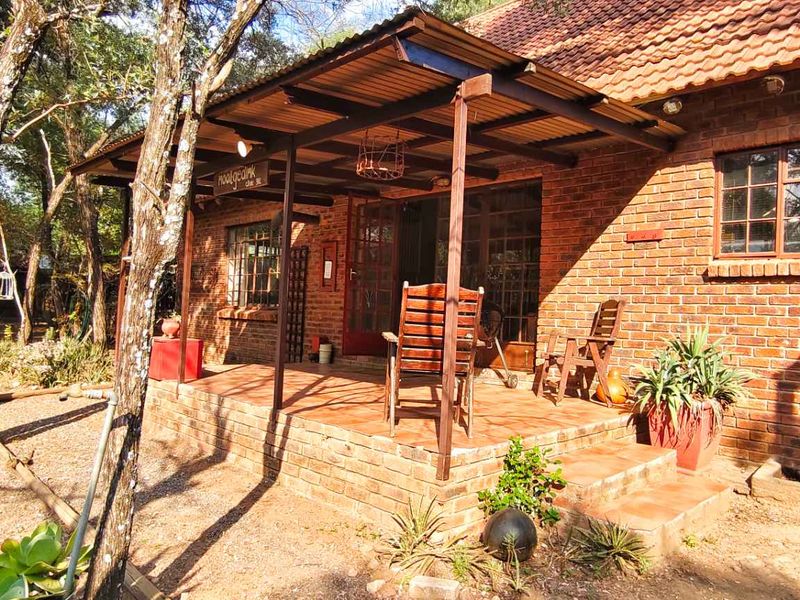 4 Bedroom Property Adjacent to Green Belt - Photo 2