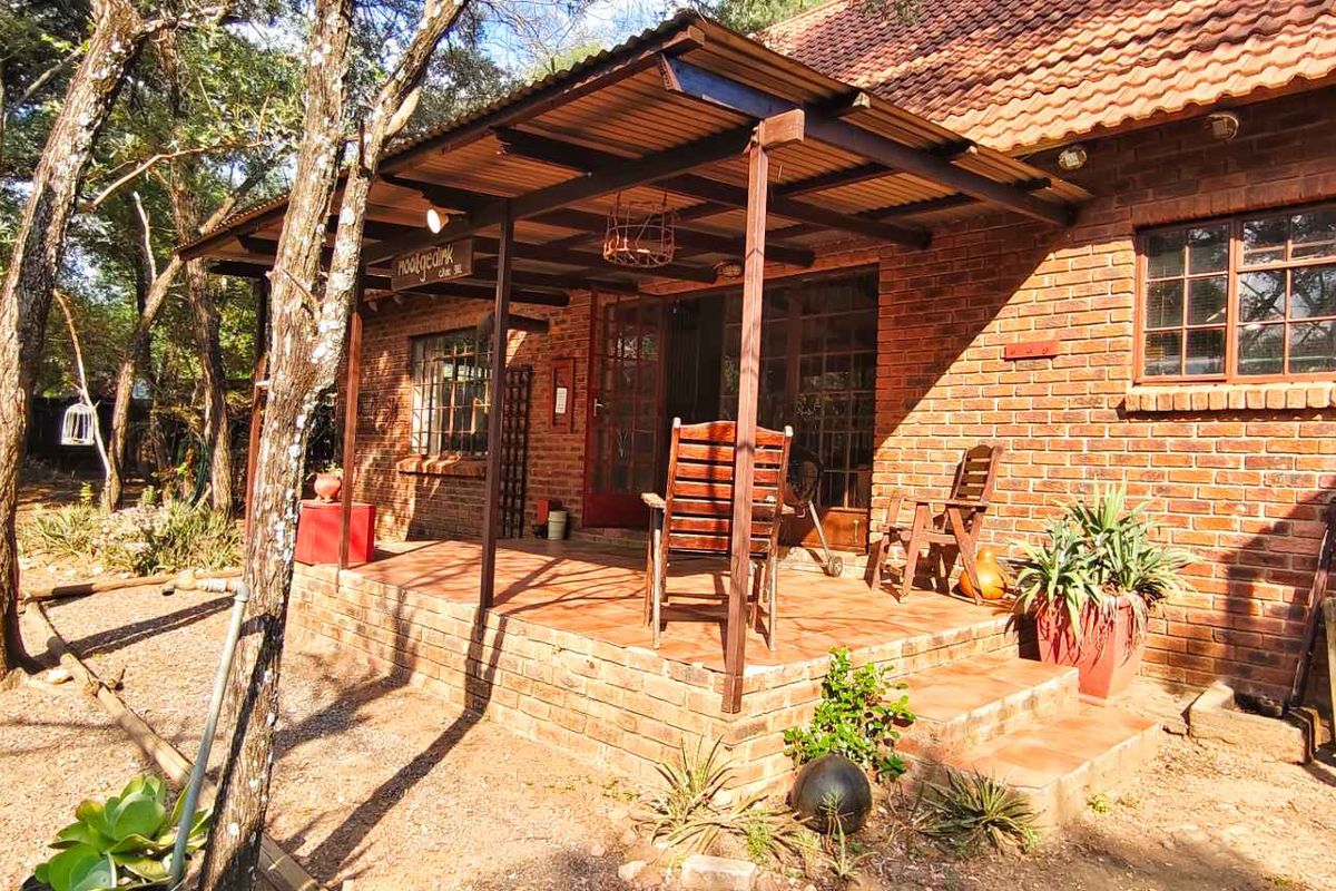 4 Bedroom Property Adjacent to Green Belt - Photo 2