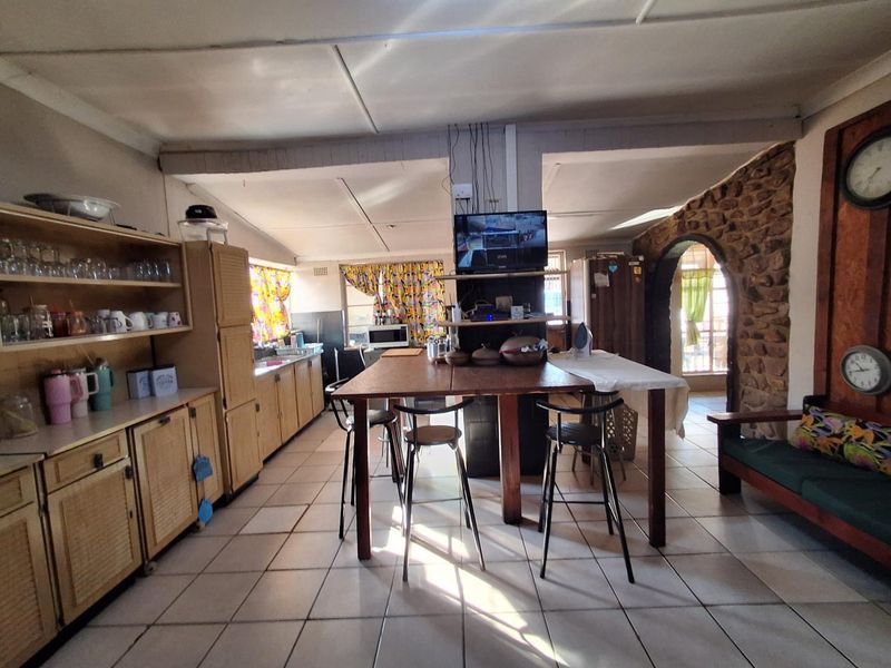 3-Bedroom Home with Garage, Covered Parking, Storerooms & Enclosed Garden - Photo 2